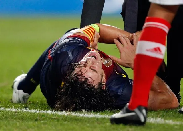 VIDEO: Puyol sufre dramática fractura en la Champions League
