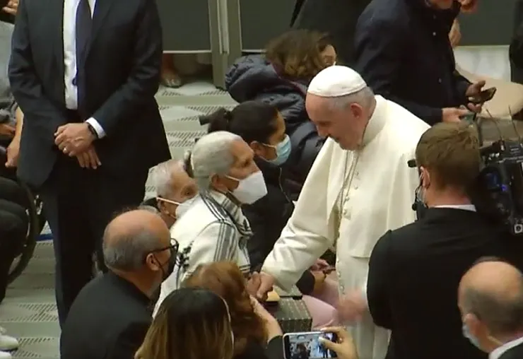 Esposos poblanos ganan viaje al Vaticano y conocen al papa Francisco