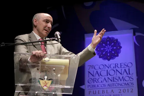 No se debe legislar para obligar a transmitir debates: Miguel Carbonell