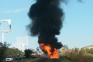 Bloquean con vehículos incendiados bloquean entradas de Guadalajara