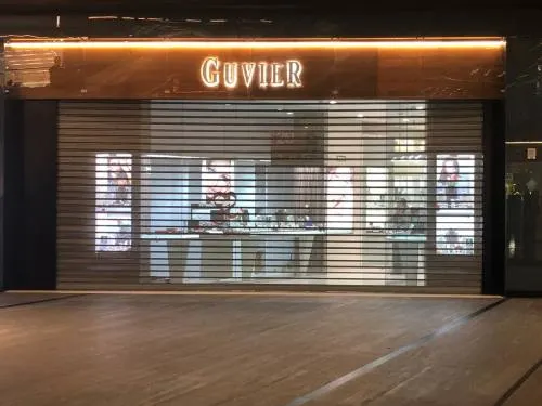 Asalto a joyería desata pánico en Parque Puebla; cierran locales