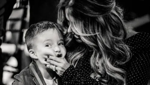 Galilea Montijo desata polémica por teñirle de rubio el cabello a su hijo (FOTO)