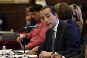 Mario Riestra comparece ante regidores del Cabildo