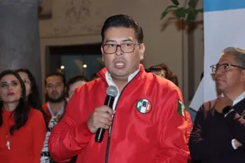 Morena amenazó a diputados para que renunciaran al PRI, acusa Néstor Camarillo