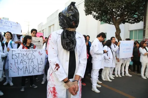 Medicina de la BUAP realiza paro de actividades, exige justicia