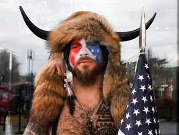 Sujeto con cuernos que invadió en Capitolio declarará contra Trump