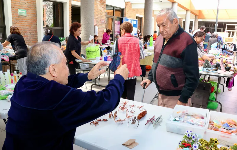 Impulsa SEDIF bienestar económico de personas adultas mayores con “mercadito” en Casa del Abue