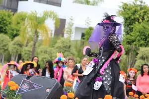 Poblanos disfrutan de la Fiesta de las Catrinas en el CCU BUAP