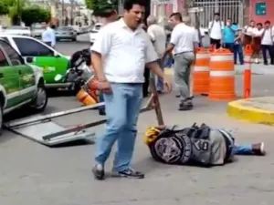 VIDEO: Taxistas dan golpiza a motociclista en Mazatlán