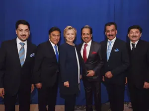 Los Tigres del Norte se toman foto con Hillary Clinton