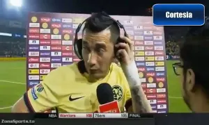 VIDEO: Aficionado casi derriba a Sambueza tras resbalar en la cancha