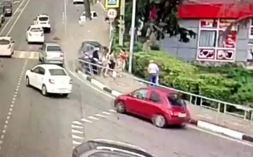 Auto embiste a peatones en Sochi; habría un muerto