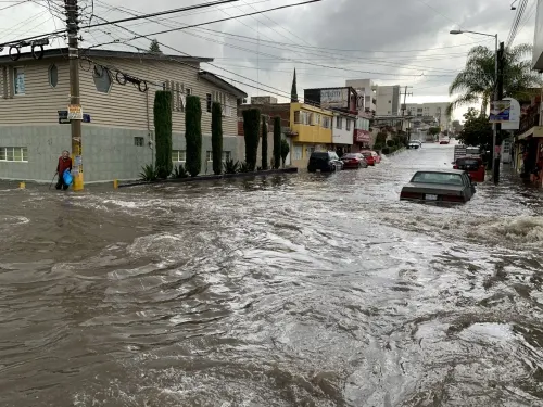 Lluvia deja inundaciones y árboles caídos en calles de Puebla capital