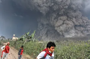 Erupción de volcán en Indonesia cobra la vida de al menos 14 personas