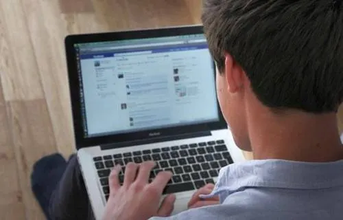 Personas prefieren mantenerse informadas mediante redes sociales