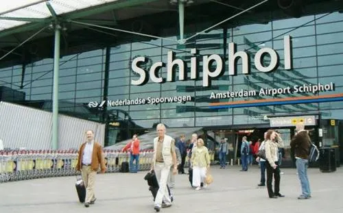 Policía dispara contra hombre armado con cuchillo en aeropuerto de Amsterdam