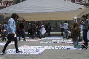 Colectivos realizan marcha de El Gallito al zócalo