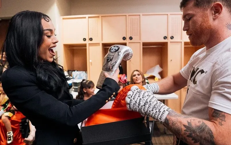 Danna Paola canta el Himno Nacional en pelea del Canelo