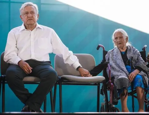 Se crearán 4 universidades en Puebla, no habrá más gasolinazos ni aumento en el cobro de luz: AMLO