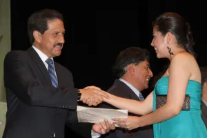 Alfonso Esparza pide a egresados de preparatoria contribuir al cambio de México