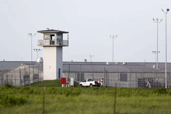 Escapan reos de penal dejando maniquíes en sus camas