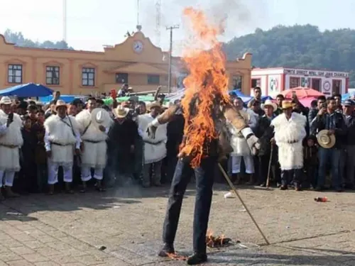 Ignoran Covid-19 y queman a Judas en San Juan Chamula