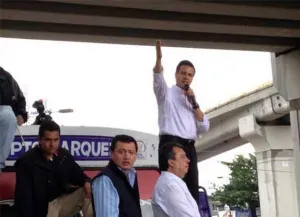 Peña Nieto recorre zona afectada en Guerrero; comida, prioridad para la gente