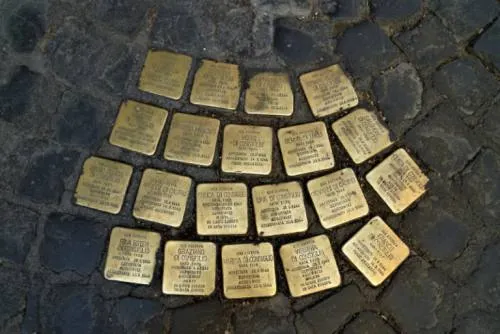 Roban en Roma placas doradas en memoria de judíos deportados