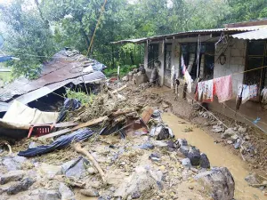 33 muertos más, por las lluvias de Earl; causó daños en tres estados