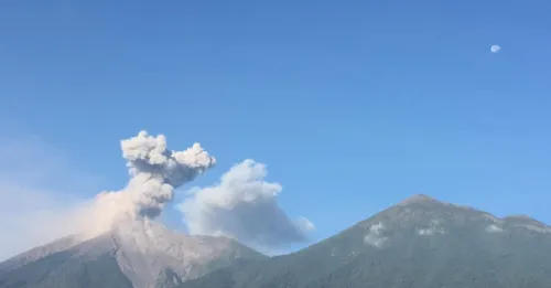 Volcán de Fuego de Guatemala mantiene explosiones moderas y fuertes