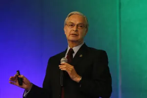 Rector de la UDLAP no niega interés por el 2018