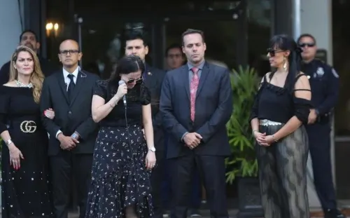 Sarita Sosa rompe en llanto tras funeral de José José