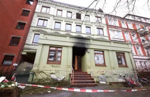 Detienen a niño bombero por causar incendio mortal en Alemania
