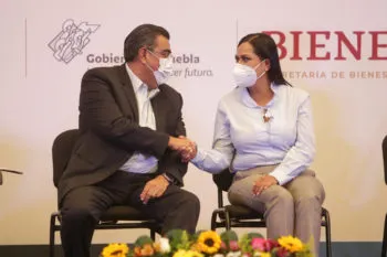 Entregan gobernador de Puebla y secretaria de Bienestar federal tarjetas de pensión