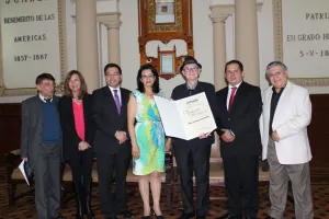 Entregan reconocimiento de Visitante Distinguido a Francisco Hernández