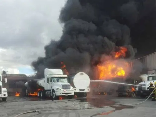 Se incendian dos pipas cargadas con combustible en Tultepec