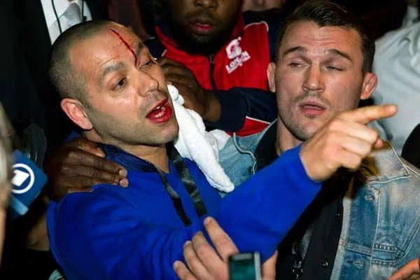 Boxeador se lía a golpes con comentarista