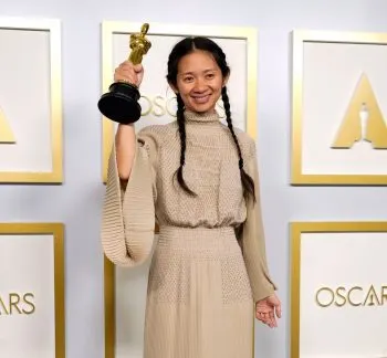 Chloé Zhao ganó la estatuilla como mejor directora y hace historia en los premios Oscar 2021