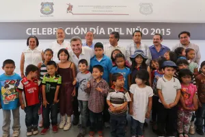 Festejan trabajadores del municipio el Día del Niño
