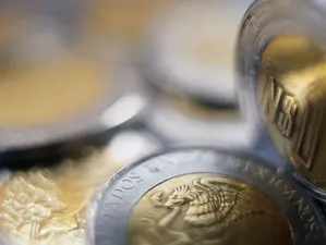 Peso no responde a plan de Banxico; suben tasas de interés