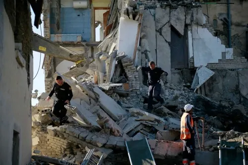 Suman 13 muertos en Albania tras sismo