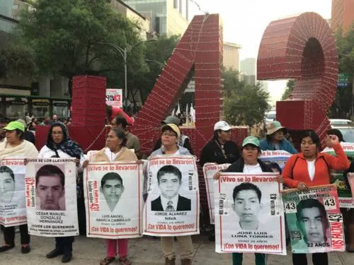 Video: Marchan en Reforma a 40 meses de la desaparición de los 43