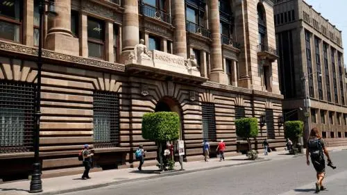 Banxico mantiene su tasa de interés en 7.75%; admite que la inflación está sujeta a riesgos