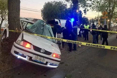 Hombre murió tras estrellarse contra un árbol en la colonia Glez. Ortega
