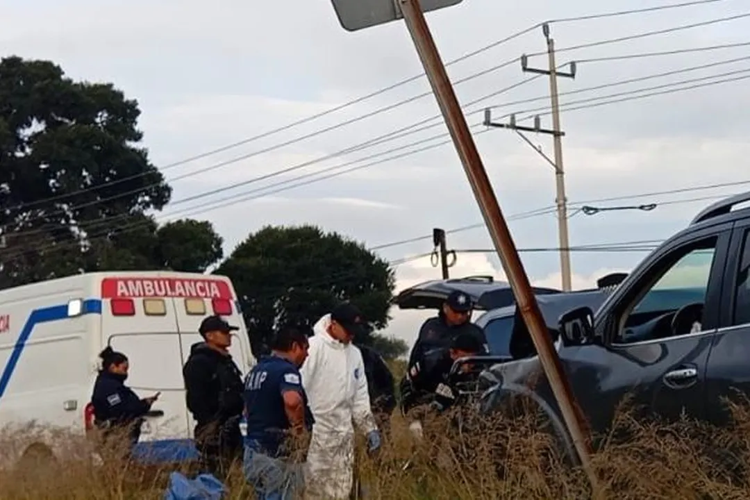 Pareja de motociclistas pierde la vida tras ser embestida por camioneta en la carretera federal Amozoc-Acajete