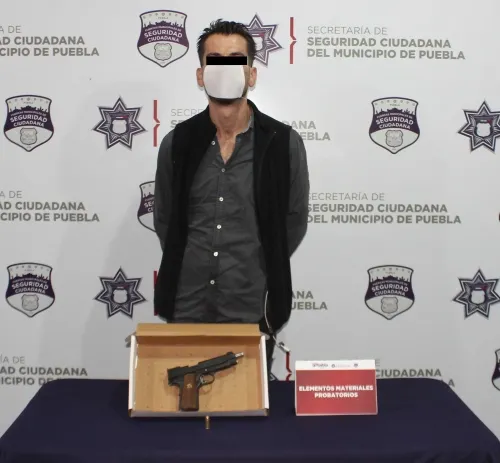 Policía de Puebla detiene a hombre por portación ilegal de arma de fuego
