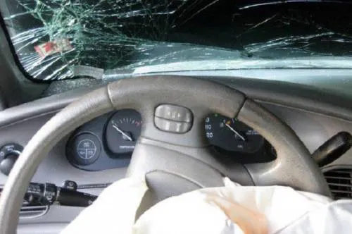 Bolsa de aire de su coche mata a un hombre en Puebla