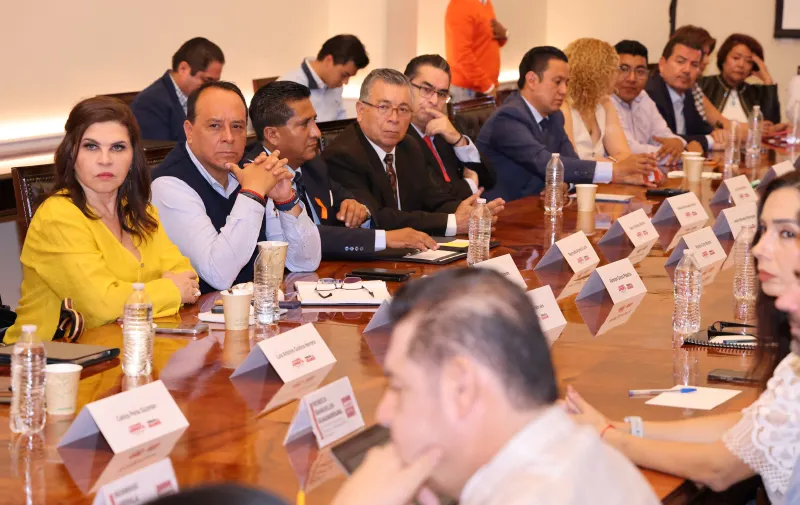Alejandro Armenta, gobernador electo, realiza reunión de trabajo con 11 Coordinaciones de Transición