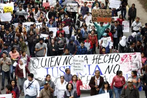 Con marcha exigen presentación con vida de los 43 estudiantes de Ayotzinapa