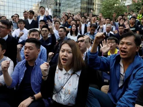 Oposición arrasa en elecciones de Hong Kong